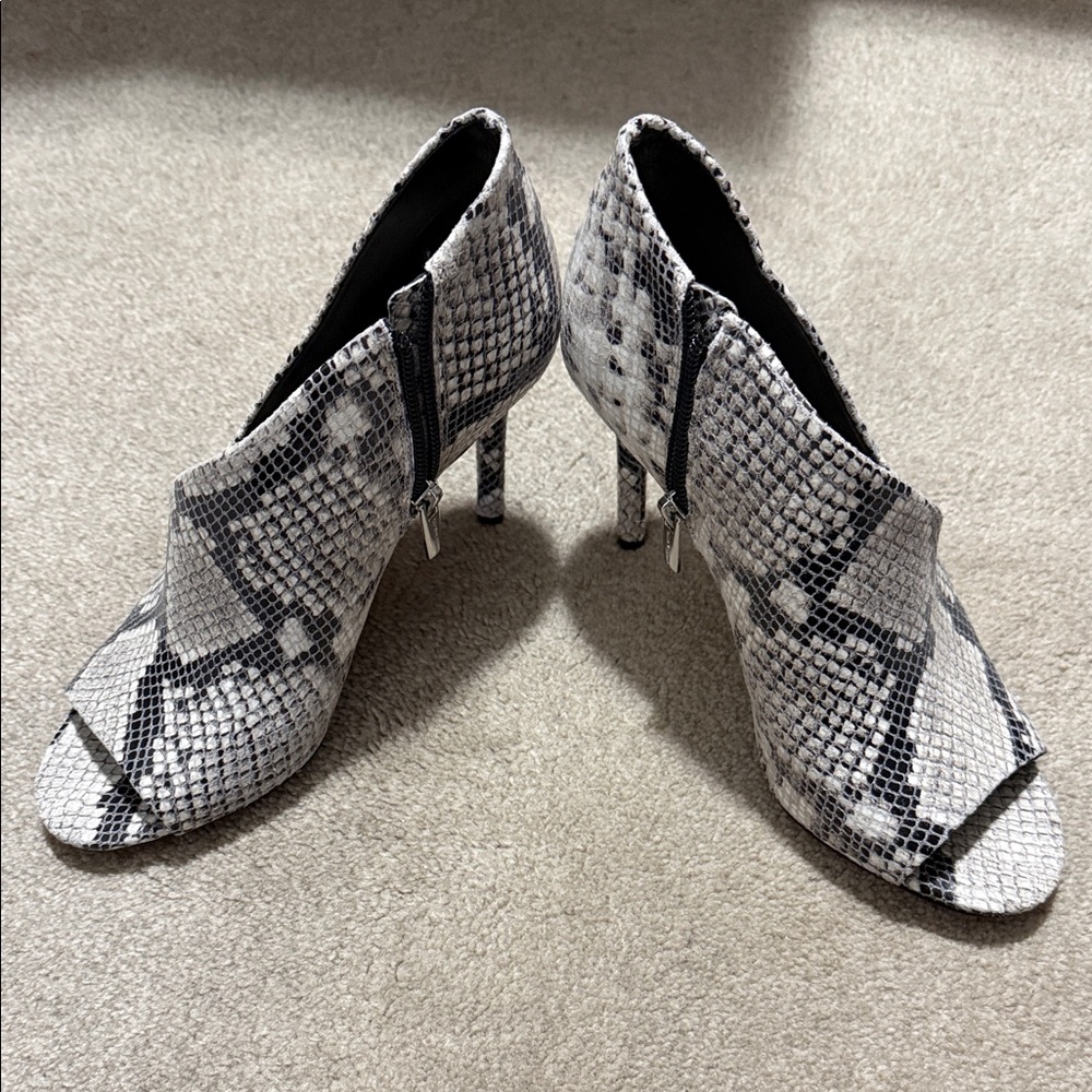 NWOB Vince Camuto Careeta Snake Print Peep Toe Booties - 6.5 - Picture 4 of 16